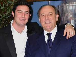 Gerry Scotti e il suo essere nonno: "Mi rendo disponibile" 11 Gerry Scotti e il suo essere nonno: "Mi rendo disponibile"