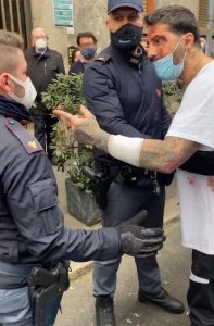 Revoca della pena domiciliare Fabrizio Corona appare col volto insanguinato 